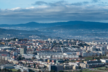 Vista parcial da encantadora cidade de Braga, capturada a partir do icônico Bom Jesus do Monte. A paisagem revela a harmonia entre a arquitetura urbana e o verde das colinas, destacando o charme histó