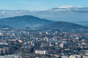 Vista parcial da encantadora cidade de Braga, capturada a partir do icônico Bom Jesus do Monte. A paisagem revela a harmonia entre a arquitetura urbana e o verde das colinas, destacando o charme histó