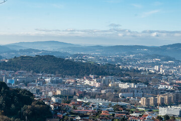 Vista parcial da encantadora cidade de Braga, capturada a partir do icônico Bom Jesus do Monte. A paisagem revela a harmonia entre a arquitetura urbana e o verde das colinas, destacando o charme histó