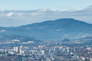 Vista parcial da encantadora cidade de Braga, capturada a partir do icônico Bom Jesus do Monte. A paisagem revela a harmonia entre a arquitetura urbana e o verde das colinas, destacando o charme histó