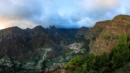 Blick vom Aussichtspunkt Miradouro da Eira do Serrado Richtung Norden auf der Insel Madeira im Herbst mit Spuren der Waldbrände