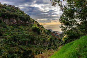 Blick von der Levada do Norte in der Nähe von Estreito de Camara de Lobos auf Madeira Richtung Meer