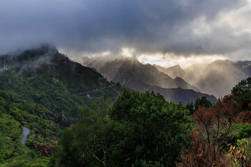 Dramatische Landschaft auf Madeira in der Nähe von Boca da Encumeada mit Blick Richtung Pico...