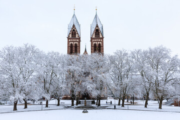 Winterliches Freiburg mit der schneebedeckten Herz-Jesu-Kirche, Baden-Württemberg, Deutschland