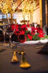 Weihnachtstisch mit Geschirr und Gläser Stimmung
