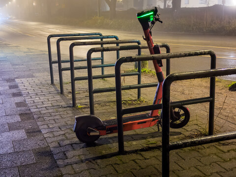 e-Roller nachts in einem Fahrradst&auml;nder, D&uuml;sseldorf, Deutschland 
