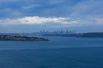 Naklejka premium Cloudy view of Sydney skyline at sunset time.