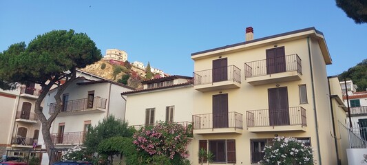 Fachadas de prédios italianos com flores e árvores
Facades of italian buildings with flores and trees