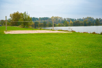 Volleyballplatz auf grüner Wiese am See