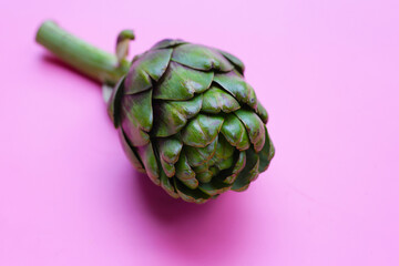 Obraz premium Purple artichoke on pink background.
