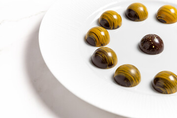 Cioccolatini assortiti su un piatto bianco