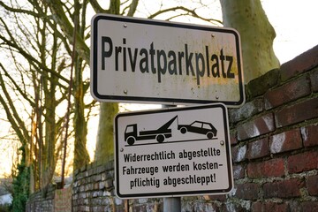 Privatparkplatz Schild / Private Parking Sign