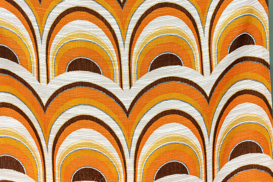 Stoff mit 70er Jahre Design, Muster in den Farben orange, braun, wei&szlig;, schwarz, retro Vorhang, Decke