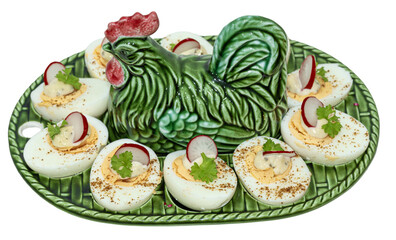 Halbierte, hart gekochte Eier auf einem grünen Eierteller/ Eierplatte für ein Partybuffet, Stil der 70er Jahre, Ansicht von der Seite, freigestellt