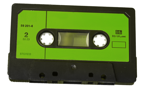 Musikkasette 70er, 80er 90 Jahre, freigestellt mit Platz für 
Text auf grünem Untergrund