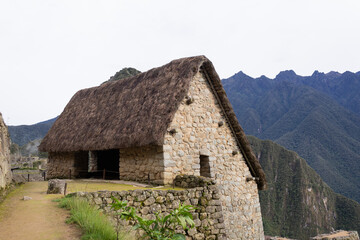 Una mirada detallada al interior de Machu Picchu, una de las siete maravillas del mundo. Caminos de piedra, terrazas agrícolas y estructuras arquitectónicas que reflejan el ingenio y la grandeza inca.