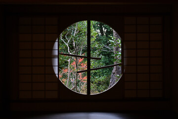 戸定邸「八重の間」丸窓