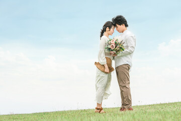 草原の中のカジュアルウェディング・カップル・恋人・夫婦のイメージ
