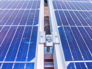 Installing a lock set between panels in a solar cell installation.