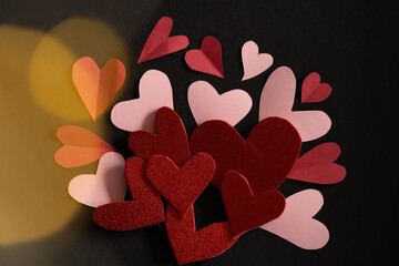 Composición de corazones de diferentes materiales con fondo negro