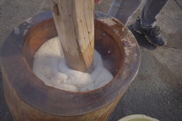 木臼での餅のつき始め まだ米粒が残っている