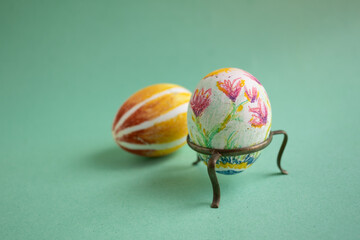 Huevos de Pascua con espacio para texto y fondo color azul verde