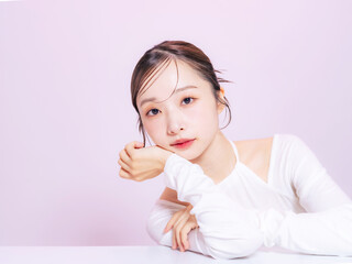 女性、脱毛、保湿、ビューティー、ポートレート、ピンク、美容、コスメ、スキンケア、ナチュラル、韓国、日本人、美人、かわいい、ボディケア、セルフケア、美肌、美顔、小顔、エステ、サロン、美白、ホワイトニング、オルチャンメイク、オルチャンヘア、シースルーバング、オフショルダー、チューブトップ、若い、20代、モデル、カメラ目線、素肌、はり、つや、アンチエイジング、エイジングケア、化粧品、メイク、ニキビケア、