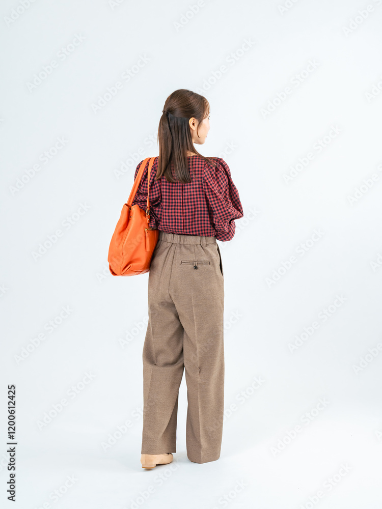 Poster 歩く、女性、全身、後ろ姿、ビジネスウーマン、歩行者、旅行、観光、外出、日本人、ショッピング、観光客、カジュアル、おしゃれ、買い物、バッグ、背中、笑顔、お出かけ、散歩、ウォーキング、カラフル、ビジネスパーソン、OL、仕事、働く、出発、スタート、成長、進歩、前進、ポジティブ、通勤、通学、キャリア、転職、学生、背後、ぶらぶら、ポートレート、ファッション、ショルダーバッグ、キャリアウーマン、写真、広告、切
