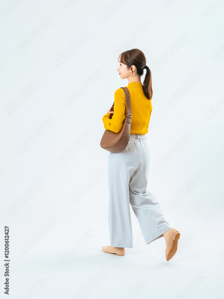 Poster 歩く、女性、後ろ姿、ウォーキング、ビジネスウーマン、歩行者、旅行、観光、外出、全身、日本人、ショッピング、観光客、カジュアル、おしゃれ、買い物、バッグ、背中、笑顔、お出かけ、散歩、カラフル、ビジネスパーソン、OL、仕事、働く、出発、スタート、成長、進歩、前進、ポジティブ、通勤、通学、キャリア、転職、学生、ぶらぶら、ポートレート、ファッション、後ろ向き、キャリアウーマン、写真、広告、切り抜き、白バッ