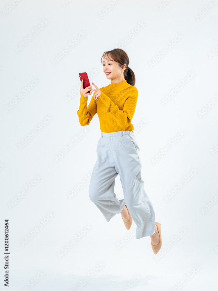 Leinwandbilder 女性、ジャンプ、走る、ビジネスウーマン、スマートフォン、スマホ、ダッシュ、アプリ、検索、求人、動画、メール、ビジネス、カジュアル、日本人、スピード、アクション、アクティブ、飛躍、元気、レベルアップ、ステップアップ、キャリアアップ、スキルアップ、スタート、ゴール、飛ぶ、躍動感、挑戦、チャレンジ、成長、目標、競争、がんばる、DX、ニュース、キャンペーン、クーポン、ポイント、セール、ネット通販、ECサイ