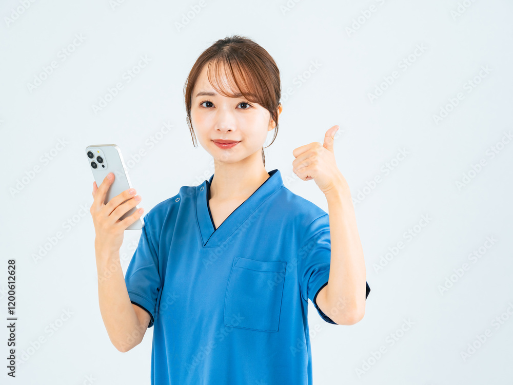 Aufkleber 看護師、介護士、女性、スマホ、スマートフォン、求人、いいね、おすすめ、サムアップ、合格、スクラブ、介護、看護、学生、若い、日本人、立つ、仕事、働く、医療、エステティシャン、病院、福祉、アルバイト、ヘルパー、理学療法士、受付、セラピスト、カウンセラー、クリニック、整体師、人材、ボランティア、元気、嬉しい、グッド、OK、資格、受験、当選、就職、歯科助手、衛生、歯科医、転職、切り抜き、白バック、コピース