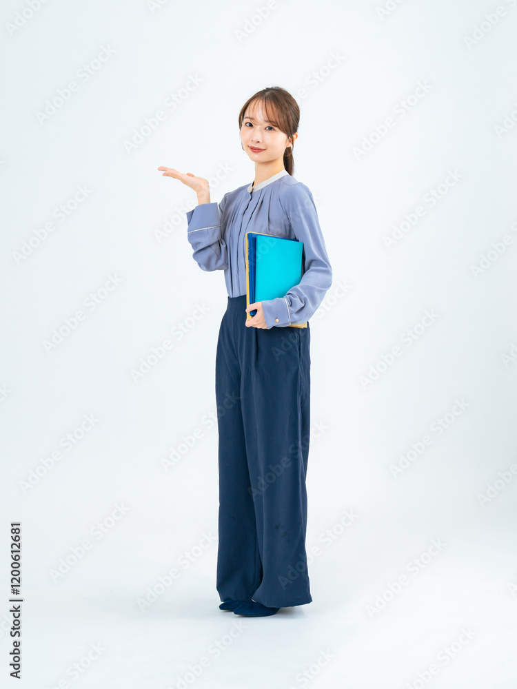 Aufkleber 女性、ビジネスウーマン、日本人、全身、案内、ガイド、受付、誘導、説明、レッスン、セミナー、講師、紹介、お知らせ、告知、報告、見せる、提案、アドバイザー、アドバイス、レクチャー、研修、教育、宣伝、広告、PR、CM、おすすめ、勧める、勧誘、解説、オフィスカジュアル、カジュアル、ビジネス、キャリアウーマン、先生、ファイル、営業、立つ、転職、人材、仕事、教師、教室、笑顔、会社員、切り抜き、白バック、コピー