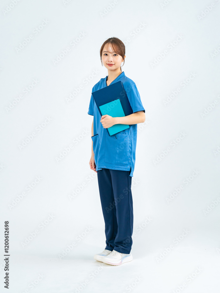 Leinwandbilder 看護師、介護士、女性、日本人、全身、医療事務、理学療法士、クリニック、受付、スクラブ、マッサージ師、カウンセラー、福祉、ヘルパー、病院、資格、転職、仕事、人材、アルバイト、デイケア、歯科助手、歯科医、専門学校、学生、医療従事者、セラピスト、立つ、ファイル、カルテ、ボランティア、整体師、採用、若い、カメラ目線、笑顔、介護、医療、看護、ナース、美人、働く、職業、就職、健診、広告、切り抜き、白バック、コ