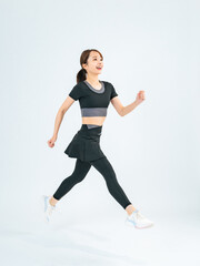 ランニング、走る、ジョギング、女性、スポーツ、トレーニング、スタート、ダイエット、全身、元気、ボディケア、ヘルスケア、健康、ダッシュ、笑顔、ウォーキング、歩く、エクササイズ、フィットネス、運動、ウェア、競争、スリム、スマート、くびれ、美容、ゴール、挑戦、チャレンジ、目標、行進、日本人、躍動感、アクティブ、アクション、競技、成長、セパレート、ランナー、ワークアウト、アスリート、若い、ジム、広告、切り