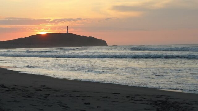 Atardecer en la playa La Caleta San Pablo del distrito de La Brea, Talara.