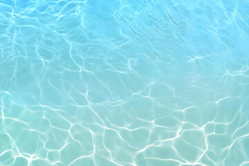 Obraz premium Tranquil turquoise water surface reflects sunlight creating gentle ripples and caustics gracefully.