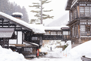 雪に覆われた趣深い温泉宿
