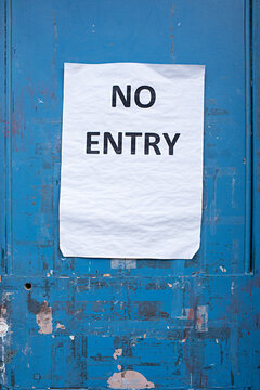 No entry sign on a blue wall