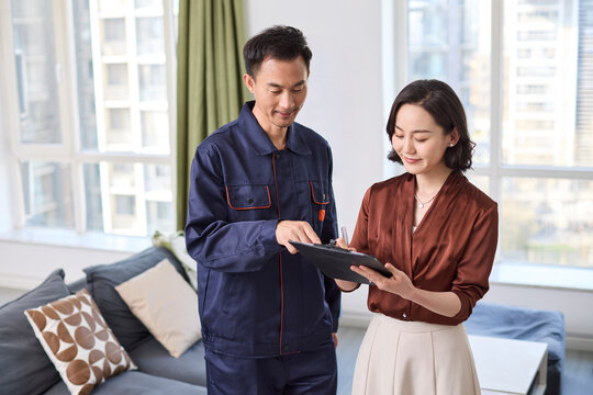 Handyman asking client to sign the work order