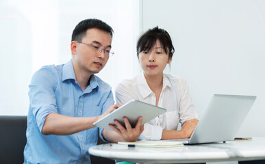Fototapeta premium Woman and man are discussing work