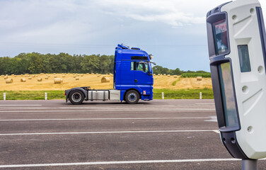 Tracteur de camion passant devant un radar tourelle 