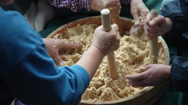 味噌作りをする女性