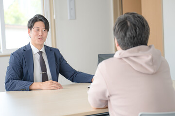 商談するビジネスマン