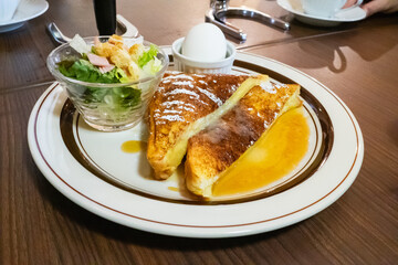 カフェで食べる朝食。甘いシロップがかかったフレンチトースト。