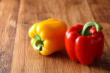 パプリカ　レトロな木目背景