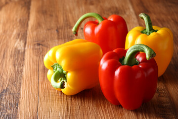 パプリカ　レトロな木目背景