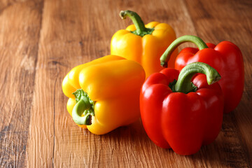 パプリカ　レトロな木目背景