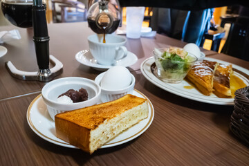 喫茶店で食べる朝食。トーストとフレンチトーストが乗ったプレート。