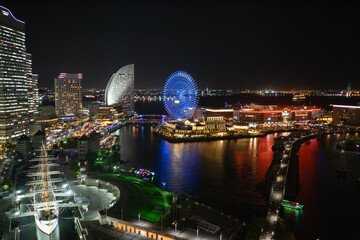 日本の横浜。観覧車と高層ビルの明かりが眩い夜景。