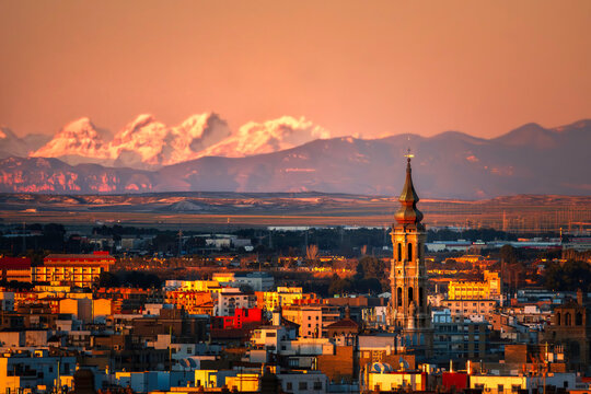 Zaragoza torre de la Seo con Pirineos de fondo monta&ntilde;as nevadas skyline de ciudad